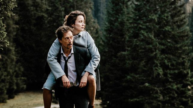 Bild: SWR/Un attimo Photographie Sterbehelfer Henry (Michael Pink) hat sich auf einen Trip in die Berge mit seiner Kundin Rebecca (Tinka Fürst) eingelassen, für den er ganz ungewohnte Kräfte mobilisieren muss.