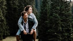 Sterbehelfer Henry (Michael Pink) hat sich auf einen Trip in die Berge mit seiner Kundin Rebecca (Tinka Fürst) eingelassen, für den er ganz ungewohnte Kräfte mobilisieren muss.