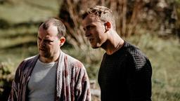 Spontan haben Benno (Johannes Allmayer) und Daniel (Sebastian Jehkul) sich zusammengetan, um ihren Kollegen respektive die flüchtige Ehefrau zu verfolgen.
