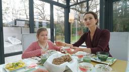 ...die unbarmherzig in ihrem Reich herrscht und ihre Familie - Tochter Fiona (Henriette Richter-Röhl, rechts) und Enkeltochter Leonie (Paula Fütterer)...