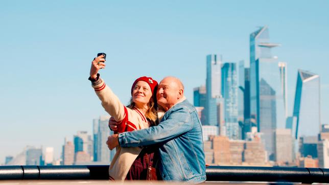 Bild: HR Alexander Kirchner (Burghart Klaußner) und Greta Brenner (Caroline Peters).