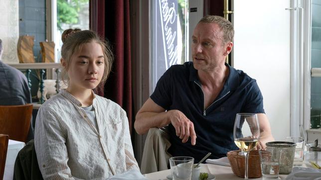 Bild: NDR/Georges Pauly Alma (Hannah Schiller) kann Oliver (Mark Waschke) die Trennung von der Mutter nicht verzeihen