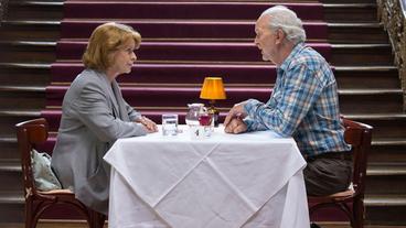 Altersglühen – Speed Dating für Senioren:  Sie haben nur sieben Minuten Zeit, einander kennenzulernen: Maria Koppel (Senta Berger) und Volker Hartmann (Michael Gwisdek).