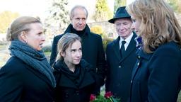 Am Ende der Lüge: Susanne (K. Böhm), Jenny (T. Fischer), Georg (J. Horst), Herbert (H. Beyer) und Mia (A. Szyszkowitz) auf dem Friedhof.