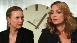 Am Ende der Lüge: Susanne (Katharina Böhm), Mia (Aglaia Szyszkowitz) vor Althoff-Uhr