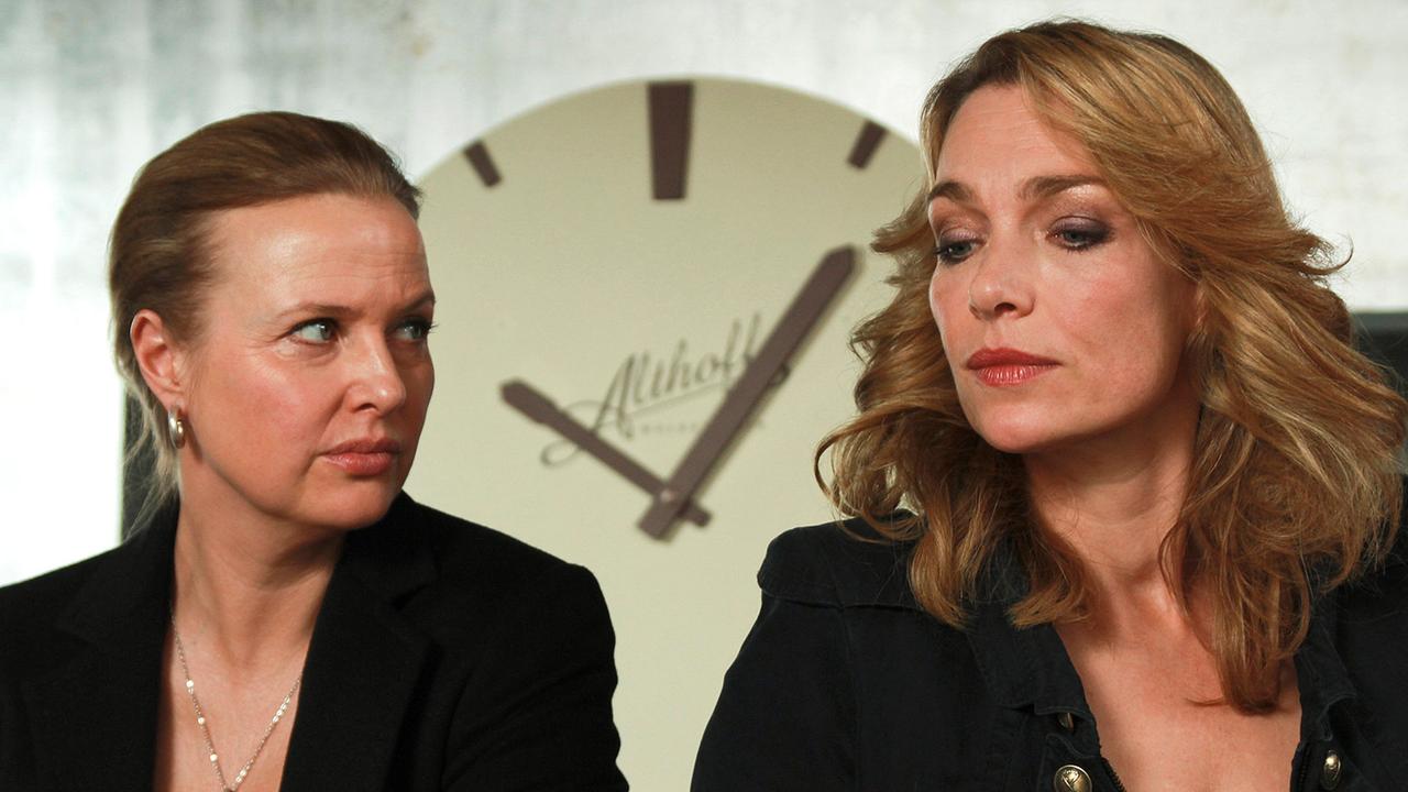 Am Ende der Lüge: Susanne (Katharina Böhm), Mia (Aglaia Szyszkowitz) vor Althoff-Uhr