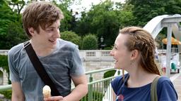 Am Ende des Sommers: Ben (Thomas Schubert) und Hanna (Alina Fritsch) essen Eis.