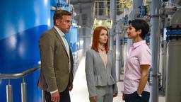 Amira König (Neda Rahmanian) leitet das örtliche Wasserwerk und erklärt Martin (Sebastian Bezzel) und Julia (Karoline Schuch), dass genügend Grundwasser für den Deal mit PureAque vorhanden ist.