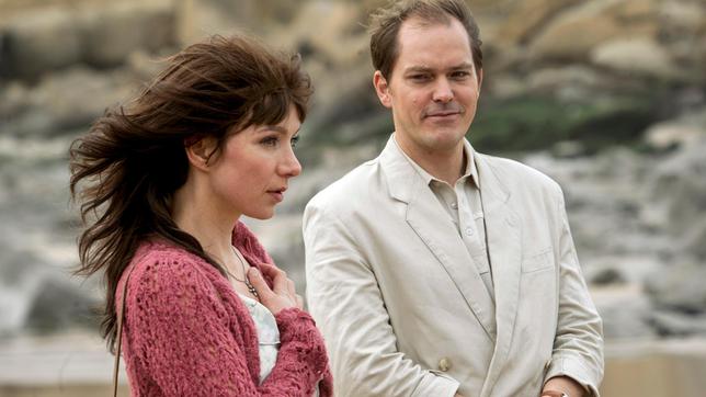 Bild: WDR/Stephanie Kulbach An der französischen Atlantikküste trifft Bea (Julia Koschitz) ihren Führungsoffizier Walter H. (Godehard Giese).