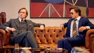 Anders als Mick Sommer (Tim Oliver Schultz, rechts) hat der stellvertretende Direktor der Herstatt-Bank, Ferdinand Baron von Broustin (Ulrich Friedrich Brandhoff) durchaus Respekt vor dem Risiko der Devisengeschäfte, doch sie beenden? Nein, lieber nicht.