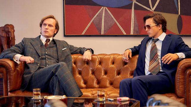 Bild: WDR/Frank Dicks Anders als Mick Sommer (Tim Oliver Schultz, rechts) hat der stellvertretende Direktor der Herstatt-Bank, Ferdinand Baron von Broustin (Ulrich Friedrich Brandhoff) durchaus Respekt vor dem Risiko der Devisengeschäfte, doch sie beenden? Nein, lieber nicht.