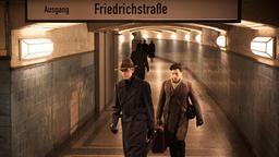 Andreas Schmidt als Hans Winkler und Aaron Altaras als Eugen Friede am Bahnhof Friedrichstraße.
