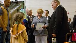Angela Merkel (Imogen Kogge) besucht in Heidenau Geflüchtete aus Syrien.