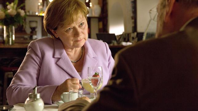 Bild: rbb/carte blanche/Volker Roloff Angela Merkel (Imogen Kogge) holt sich Rat bei Finanzminister Wolfgang Schäuble (Rüdiger Vogler).