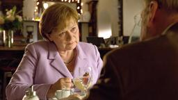 Angela Merkel (Imogen Kogge) holt sich Rat bei Finanzminister Wolfgang Schäuble (Rüdiger Vogler).