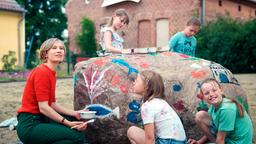 Anja (Alina Levshin) bemalt mit den Grundschulkindern den Gedenkstein als Zeichen gegen Rechts.