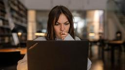 Anna (Emma Drogunova) an der Suchmaschine: ich bin vergewaltigt worden.