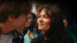Anna (Emma Drogunova) trifft beim Public Viewing zum zweiten Mal auf Jonas (Gustav Schmidt).