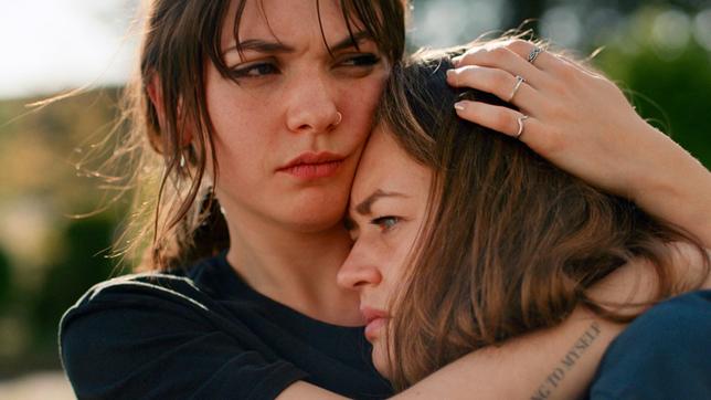 Anna (Emma Drogunova) tröstet ihre Schwester Daria Daria (Katja Hutko), die nicht fassen kann, dass Anna vergewaltigt wurde.