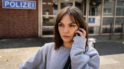 Anna (Emma Drogunova) versucht, sich einen Anwalt zu organisieren.