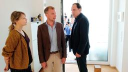 Anneliese (Lisa Wagner) und Markus Brenningmeyer (Robert Stadlober, Mitte) sind mit den Nerven am Ende, und natürlich überfordert sie die Lösegeldforderung des Entführers. Auch Martin Kühn (Thomas Loibl, re.) bekommt den Zorn der verzweifelten Eltern zu spüren.