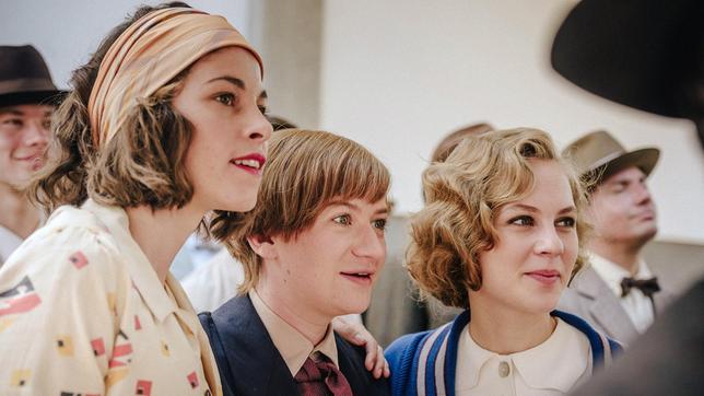 Bild: MDR/UFA Fiction/Stanislav Honzik Anni (Marie Hacke), Friedl (Nina Gummich) und Lotte (Alicia von Rittberg)