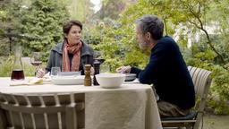 Arnold (Ulrich Matthes) bemüht sich um einen Alltag und hat für seine Frau (Barbara Auer) gekocht, die sich zunehmend Sorgen um den Sohn macht.