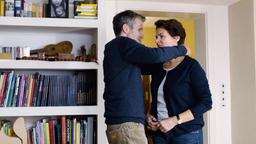 Arnold (Ulrich Matthes) und Karin (Barbara Auer) im gemeinsamen Haus. Die Situation ist auf Grund des Auslandseinsatzes Ihres Sohnes angespannt.