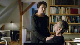 Arnold (Ulrich Matthes) und Karin (Barbara Auer) machen sich Sorgen um Ihren Sohn, der an einem Auslandseinsatz teilnimmt.