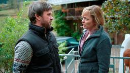 Auf die Dauer wird Ludwig (Peter Schneider) nicht damit fertig, wie Inge (Silke Bodenbender) das zusätzliche Geld für den Hof verdient. Sie dagegen will nicht auch noch Vorwürfe hören.