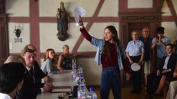 Ava (Hannah Schiller) stellt sich in der Gemeinderatssitzung offen gegen ihren Vater Martin (Sebastian Bezzel), den Bürgermeister, und den Vertrag mit der Firma Pure Aqua.