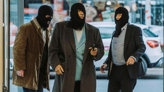Bild: WDR/Roland-Guido Marx Bei der Begleichung des Honorars für ihren "Fahrservice" beim Knastausbruch kommt es zu Problemen. V.l.n.r. Henne (Hermann Beyer), Boxer (Mario Adorf), Wallberg (Tilo Prückner).