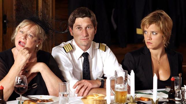 Bei der standesamtlichen Hochzeit (von links): Die Braut Marie (Muriel Baumeister), der Bräutigam Hubert (Andreas Kiendl) und Maries Eltern Carla (Kitty Speiser) und Fritz (Werner Prinz). 