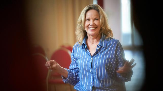 Bild: MDR/ORF Bei einer Probe der Theater AG bricht Sabine (Ann-Kathrin Kramer) zusammen.