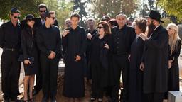 Herbe Mischung: Zahra (Peri Baumeister) bekreuzigt sich auf der Beerdigung von Bennis Großvater.