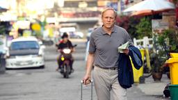 Holger schiebt seinen Koffer durch die Straßen von Bangkok.