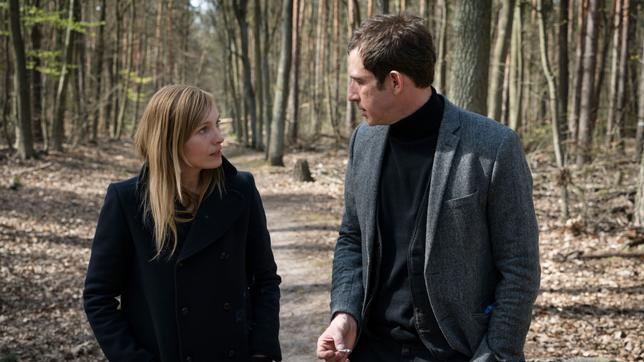 Bild: BR/Wiedemann & Berg Television/Stephan Rabold Operation Zucker. Jagdgesellschaft: Wegemann (Nadja Uhl) lauscht Maik Fellners (André Szymanski) Erkenntnissen.