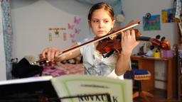Lilia spielt Geige