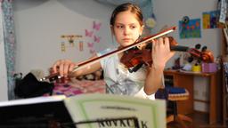 Lilia spielt Geige