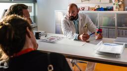 Dr. Hoffmann (Anton Noori) bespricht mit Caroline (Martina Gedeck) und Sebastian (Rainer Wöss) die dringend notwendige Herz-Operation.
