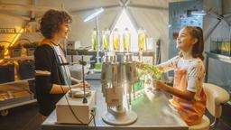 Mit Freundin Lissy (Rena Harder) verbringt Morin viel Zeit. Beide sind wissbegierig, haben sich ein eigenes Forschungslabor im Garten eingerichtet und bewerben sich für die Aufnahme an einer angesehenen "Kids Academy" - mit dem Schwerpunkt Weltraumforschung.