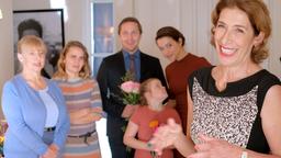...sogar bei ihrer Familie – zur größten Überraschung aller. (Links: Johanna Bittenbinder, Mitte: Lasse Myhr)