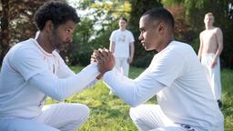 Von links: Ezequiel (Tyron Ricketts) und sein Sohn Stevie (Pablo Grant) beim Capoeira.
