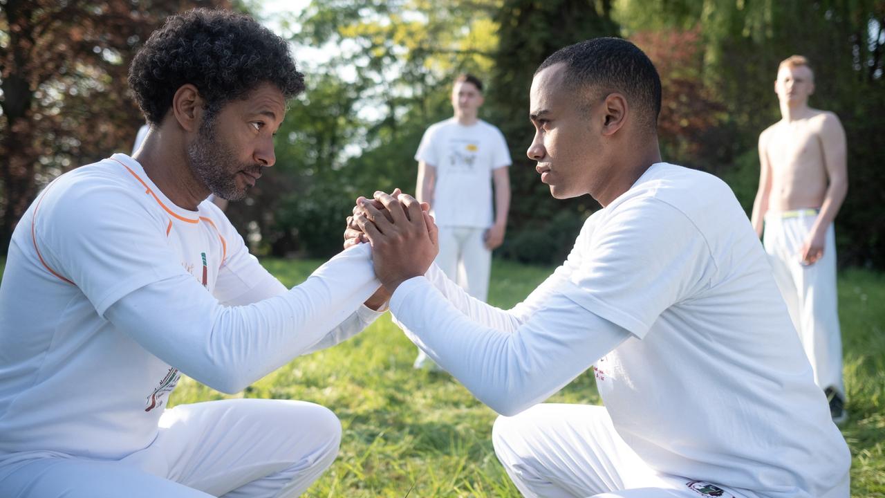 Von links: Ezequiel (Tyron Ricketts) und sein Sohn Stevie (Pablo Grant) beim Capoeira.