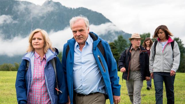 Bild: BR Christa (Johann Gastdorf), Helmut (Bernhard Schütz), Harry (Stefan Merki) Hilde (Susanne Wolff) und Miriam (Emily Cox) machen erneut eine Trauerreise und öffnen sich für die Phase "neue Perspektiven".