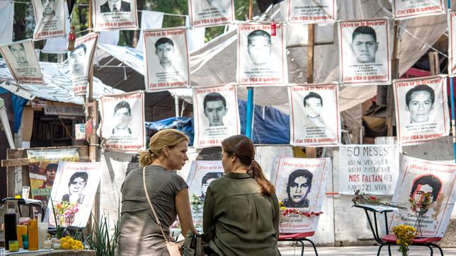 Christiane (Katharina Wackernagel) hat Sabine (Veronica Ferres) zu dem Gedenkort für die verschwundenen Studenten aus Iguala gebracht. Sie ist überzeugt davon, dass Waffen von HSW gegen die Studenten im Einsatz waren.