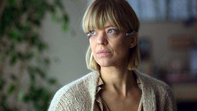 Bild: WDR/Volker Roloff Cynthia Bonsant (Heike Makatsch) und die Brille der aktuellen Act App.