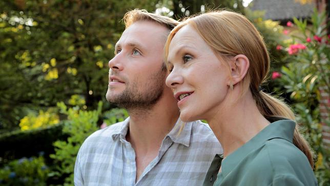 Bild: NDR/Mark Monheim Jan (Max Riemelt) und Mutter Vicky (Katja Flint).