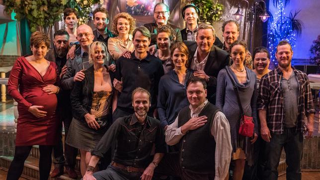 Bild: WDR/Wolfgang Ennenbach Das "Klassentreffen"-Team um Regisseur Jan Georg Schütte (vorne links).