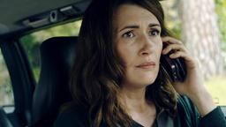 Bea (Claudia Mehnert) versucht, ihre Tochter Isy zu finden, die nach einem Streit verschwunden ist.
